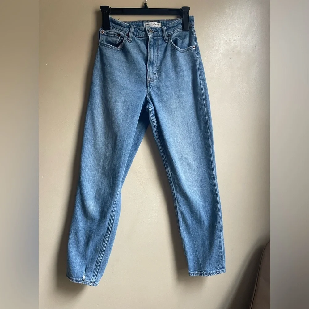 Abercrombie and Fitch The Mom High Rise Jeans Size 0R medium wash